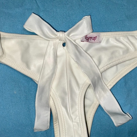 WHITE LUSTER RUCHED BIKINI WITH REAR BOW AND GOLD CHAIN DETAILS BY SYRUP - Picture 5 of 15